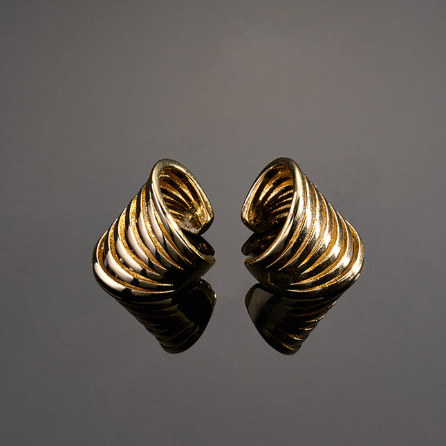 Arete Chapado En Oro 14K Earcuff Multicapa Con Diseño Calado De Moda