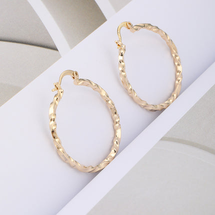 Aretes De Cobre Dorado Diseño De Aro Con Trenzado Elegante