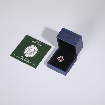 Anillo De Moissanita Con Diseño De Trébol De Cuatro Hojas Y Gemas Rojas En Plata 925
