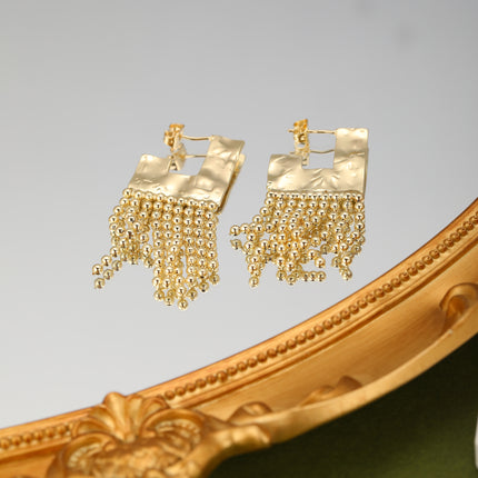 Aretes Larga De Cobre Con Bolas Doradas, Diseño Moderno En Oro 18K