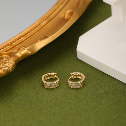 Aretes Broqueles Con Zirconia Y Diseño Calado, Cobre Baño Oro 14K