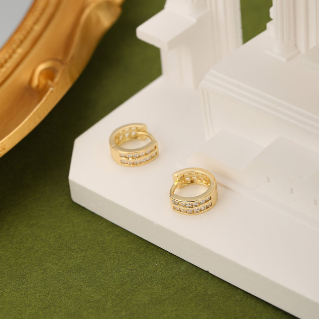 Aretes Broqueles Con Zirconia Y Diseño Calado, Cobre Baño Oro 14K