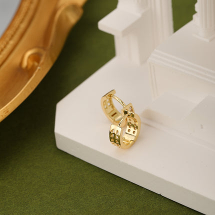 Aretes Broqueles Con Zirconia Y Diseño Calado, Cobre Baño Oro 14K