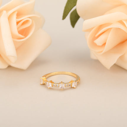 Anillo Con Diseño De Bandas Superpuestas Y Diamantes De Zirconia En Cobre Chapado En Oro 14K