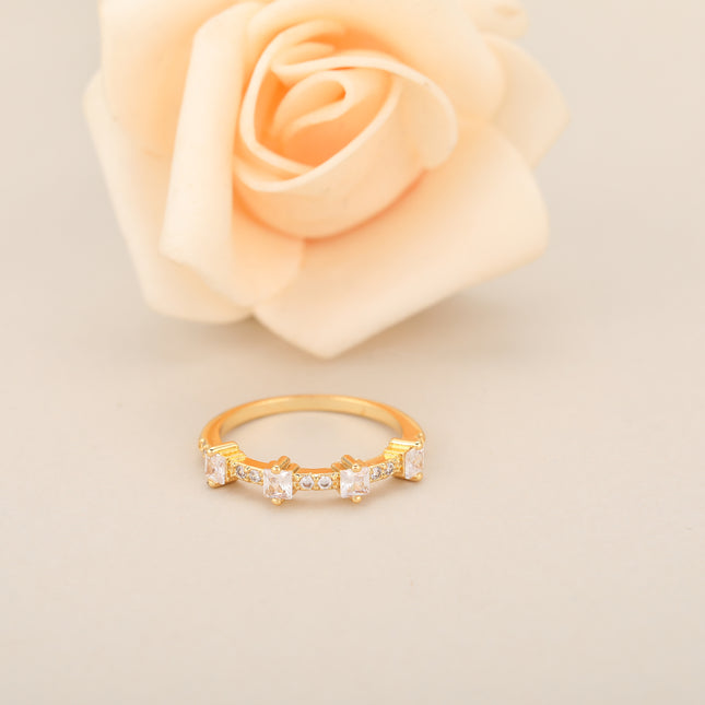 Anillo Con Diseño De Bandas Superpuestas Y Diamantes De Zirconia En Cobre Chapado En Oro 14K