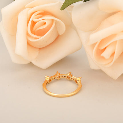 Anillo Con Diseño De Bandas Superpuestas Y Diamantes De Zirconia En Cobre Chapado En Oro 14K