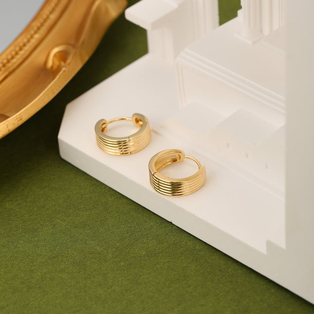 Aretes Circulares Con Finas Franjas Baño De Oro 14K Diseño Clásico