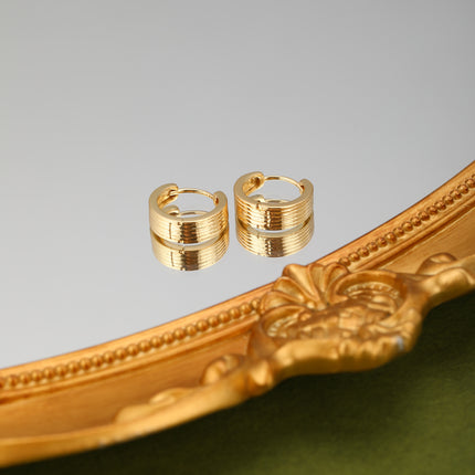 Aretes Circulares Con Finas Franjas Baño De Oro 14K Diseño Clásico