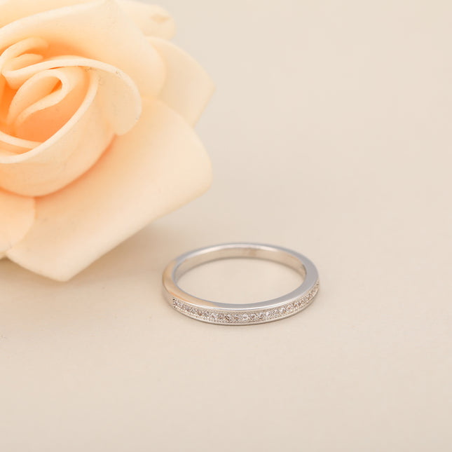 Anillo Minimalista Con Diamantes De Zirconia En Cobre Chapado En Plata