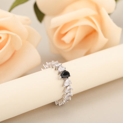 Anillo Con Diseño De Gota Geométrica Y Diamantes De Zirconia En Cobre Chapado En Plata