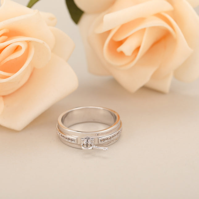 Anillo Con Colgante De Llave Y Diamantes De Zirconia De Cobre Chapado En Plata