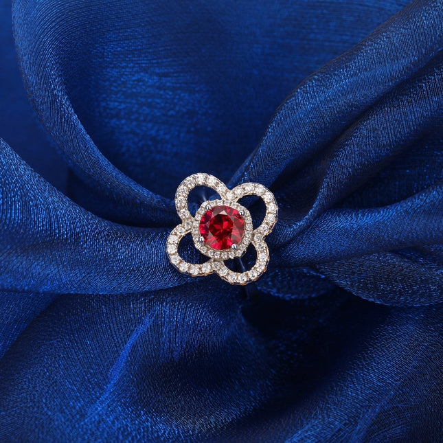 Anillo De Moissanita Con Diseño De Trébol De Cuatro Hojas Y Gemas Rojas En Plata 925
