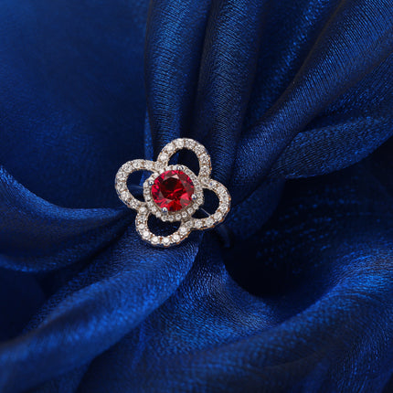 Anillo De Moissanita Con Diseño De Trébol De Cuatro Hojas Y Gemas Rojas En Plata 925