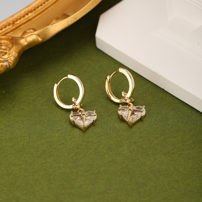 Aretes Con Colgante De Corazón Adornado Con Zirconia Cobre En Oro 18K