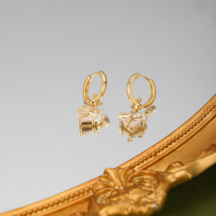 Aretes Con Colgante De Corazón Adornado Con Zirconia Cobre En Oro 18K