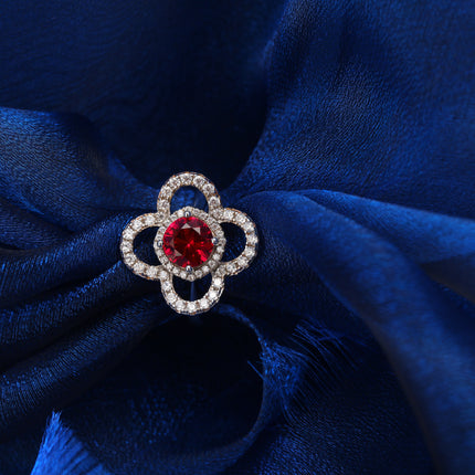 Anillo De Moissanita Con Diseño De Trébol De Cuatro Hojas Y Gemas Rojas En Plata 925