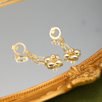 Aretes De Cobre Con Colgante De Flor De Cuatro Pétalos En Oro 18K