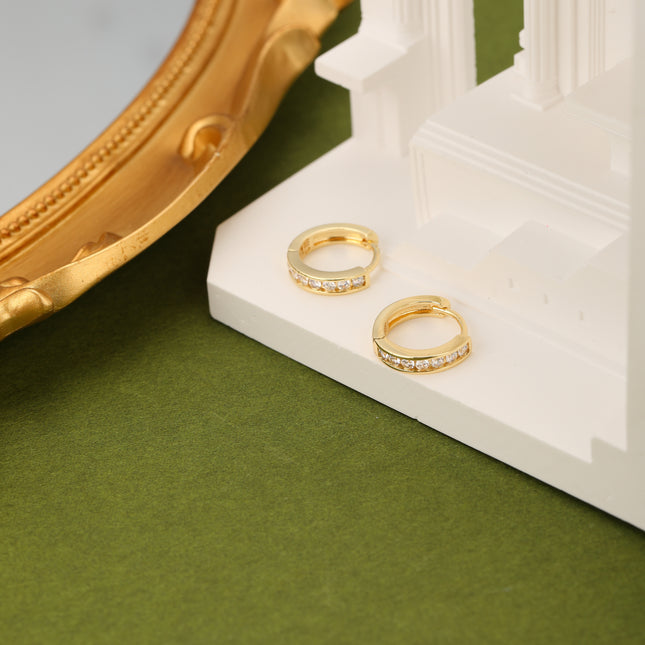 Aretes Broquel De Cobre Con Baño De Oro 14K Pendientes Fila De Zirconias