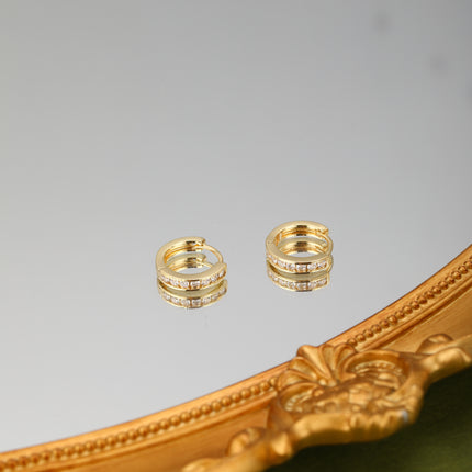 Aretes Broquel De Cobre Con Baño De Oro 14K Pendientes Fila De Zirconias