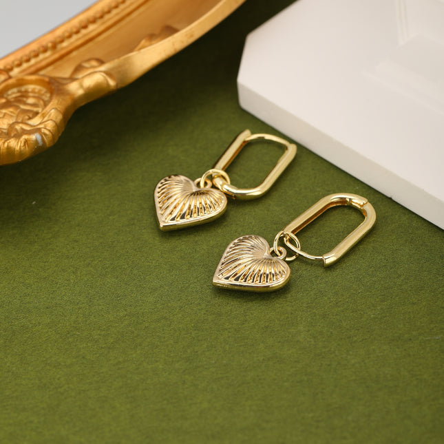 Aretes Broqueles De Corazón Dorados, Diseño Elegante En Aleación