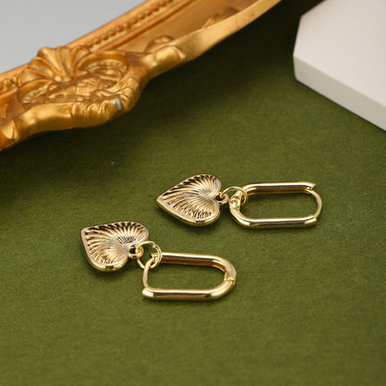 Aretes Broqueles De Corazón Dorados, Diseño Elegante En Aleación