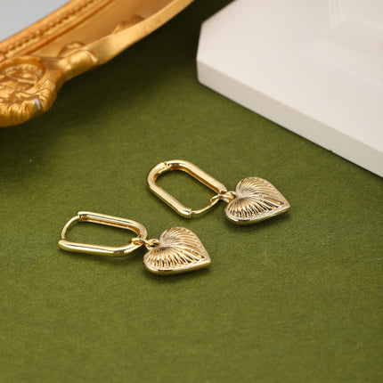Aretes Broqueles De Corazón Dorados, Diseño Elegante En Aleación