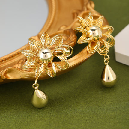 Aretes Cobre En Oro 18K Con Colgante De Gota Y Flor De Sol