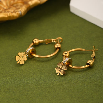 Aretes De Acero Colgante De Trébol Con Zirconia Y Pequeñas Esferas