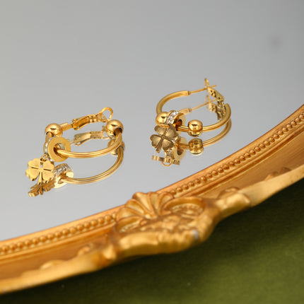 Aretes De Acero Colgante De Trébol Con Zirconia Y Pequeñas Esferas