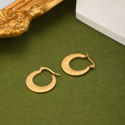 Aretes De Acero Con Aro Redondo Y Diseño De Relieve Elegante