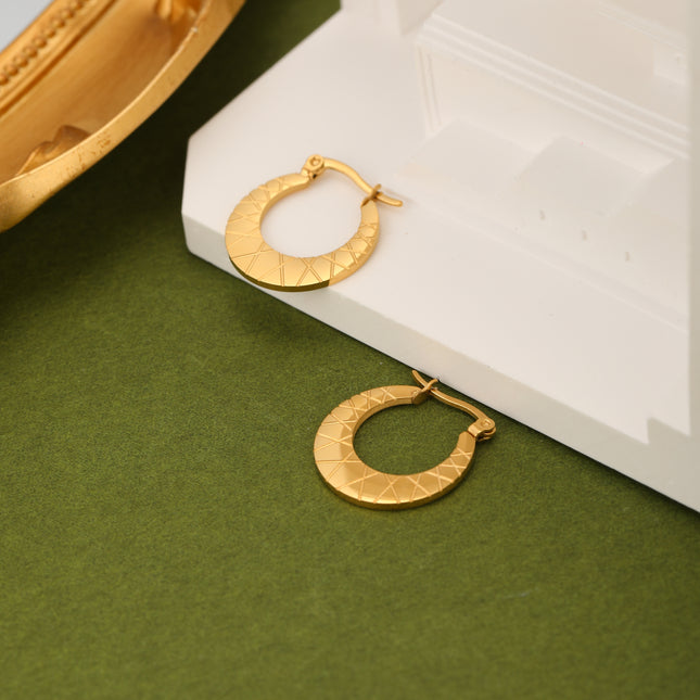 Aretes De Acero Con Aro Redondo Y Diseño De Relieve Elegante