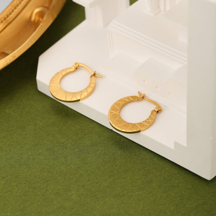 Aretes De Acero Con Aro Redondo Y Diseño De Relieve Elegante
