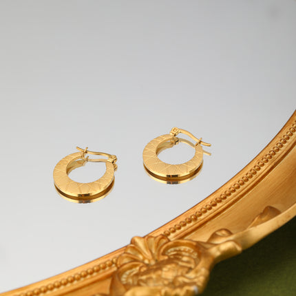 Aretes De Acero Con Aro Redondo Y Diseño De Relieve Elegante