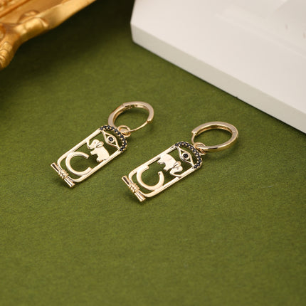 Aretes Cobre Con Diseño De Elefante Y Letras Bañado En 18K