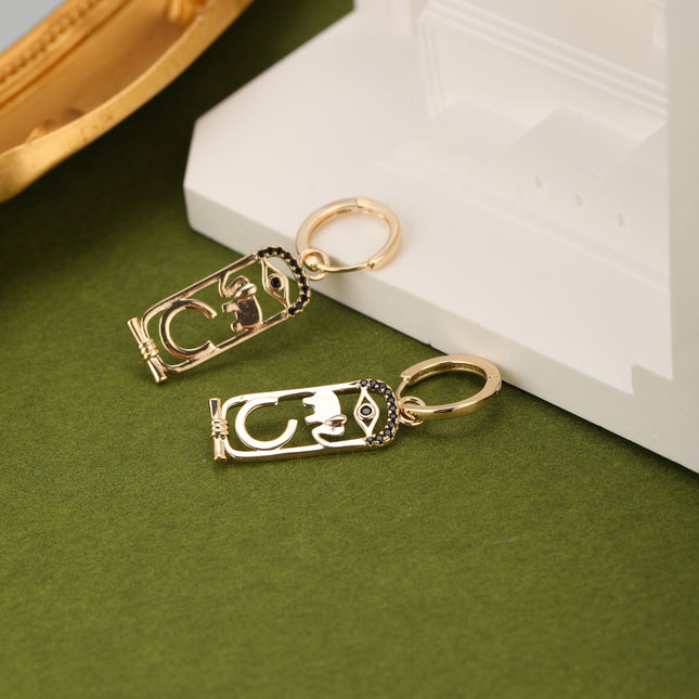 Aretes Cobre Con Diseño De Elefante Y Letras Bañado En 18K