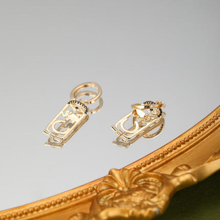 Aretes Cobre Con Diseño De Elefante Y Letras Bañado En 18K