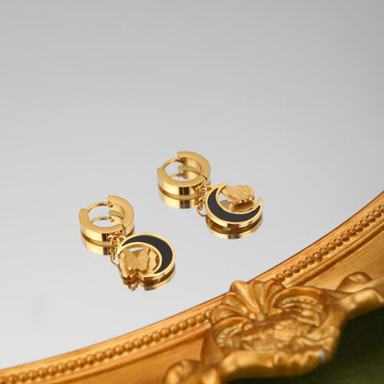 Aretes De Acero Con Colgante De Luna Negra Y Mariposa Flotante