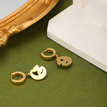 Aretes De Acero Con Colgante De Luna Negra Y Mariposa Flotante