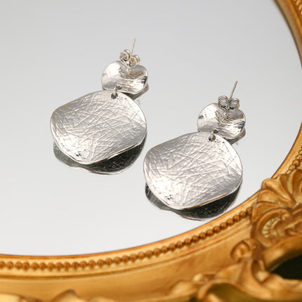 Aretes En Cobre De Círculos Plateados Diseño Moderno Y Minimalista