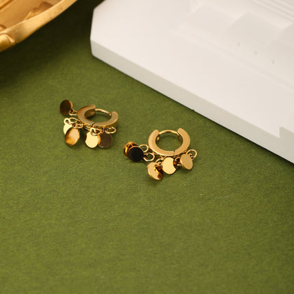 Aretes De Acero Con Aros Y Colgante De Flecos Con Pequeños Círculos