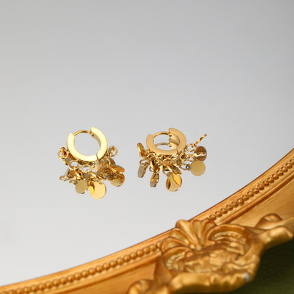 Aretes De Acero Con Aros Y Colgante De Flecos Con Pequeños Círculos