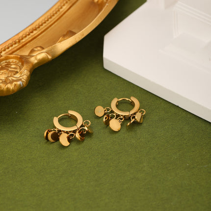 Aretes De Acero Con Aros Y Colgante De Flecos Con Pequeños Círculos
