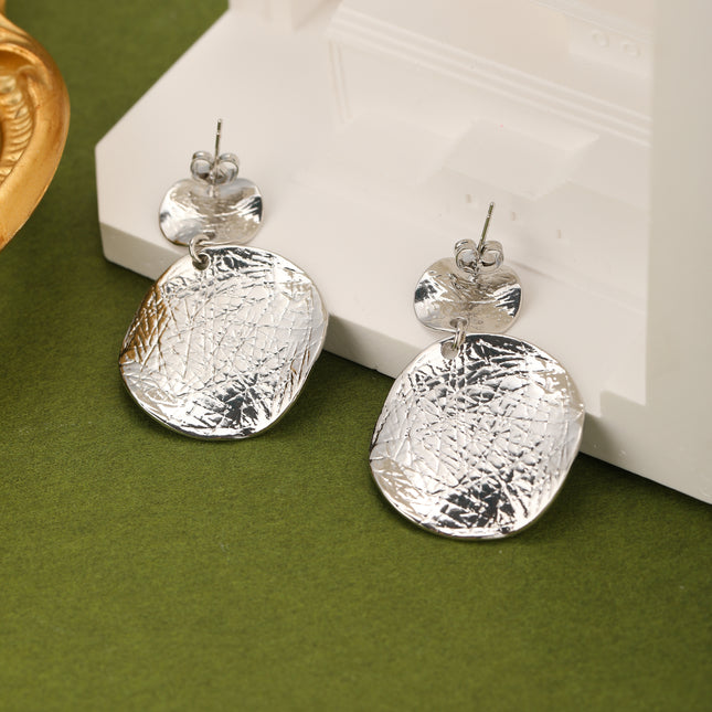 Aretes En Cobre De Círculos Plateados Diseño Moderno Y Minimalista