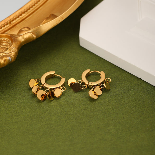 Aretes De Acero Con Aros Y Colgante De Flecos Con Pequeños Círculos