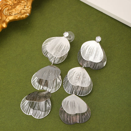 Aretes Largos En Cobre De Pétalos Metálicos Plateados Estilo Moderno