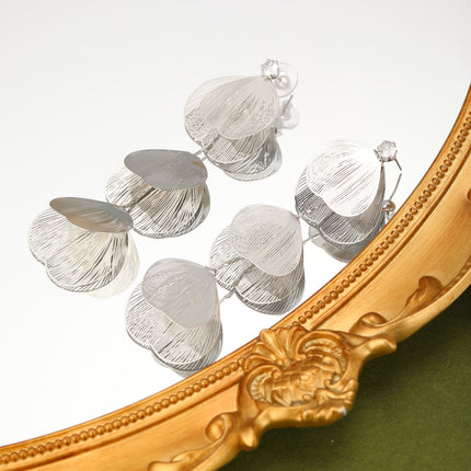 Aretes Largos En Cobre De Pétalos Metálicos Plateados Estilo Moderno
