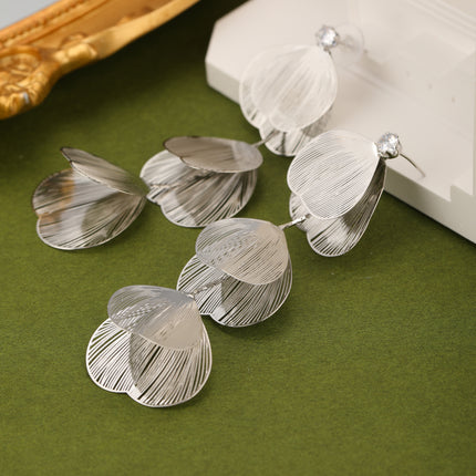 Aretes Largos En Cobre De Pétalos Metálicos Plateados Estilo Moderno