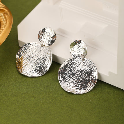 Aretes En Cobre De Círculos Plateados Diseño Moderno Y Minimalista