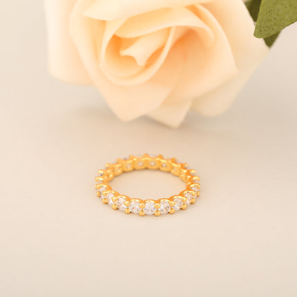 Anillo Con Diseño Clásico Con Filas De Diamantes Zirconia En Cobre Chapado En Oro 14K