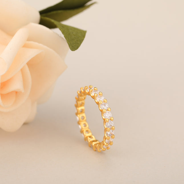 Anillo Con Diseño Clásico Con Filas De Diamantes Zirconia En Cobre Chapado En Oro 14K